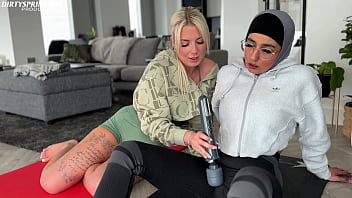 Aaliyah Berhijab Diajari Emily Cara Santai Usai Latihan Di Gym