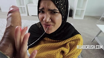Gadis Berhijab Tak Puas Dengan Syarat Kakak Tiri – Naudi Nala