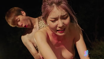 Gadis Cina Li Zhiyan Digitu Dengan Liar Di Tengah Hutan Bersama Pria