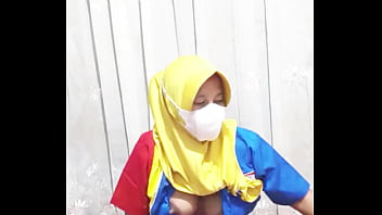 Gadis Berhijab Di Indomaret Merangsang Diri Sebelum Mulai Kerja