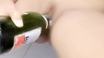 Masturbasi Pakai Botol, Air Mani Muncrat Ke Luar
