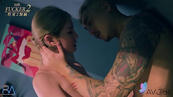 Gadis Nakal Li Zhiyan Beraksi Dengan Pelayan Di Bar
