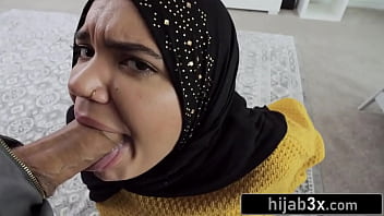 Adik Tiri Berhijab Panas Menggoda Kakak Tiri Dengan Kontol Besar Demi Uang (naudi Nala)