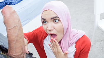 Adik Tiri Berhijab Rela Lakukan Apa Saja Demi Investasi Dari Kakak Tirinya – Hijablust