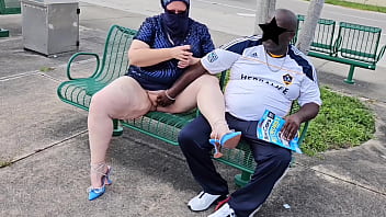 Hot Mom Berhijab Biarkan Pria Asing Di Halte Bus Puaskan Nafsu Di Bibir Tebalnya (luar Ruangan) Bbw Ssbbw