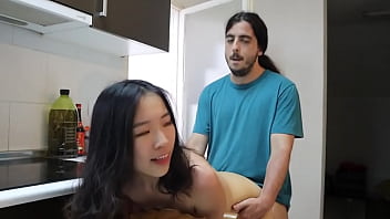 Mahasiswi Cantik Tiongkok Jatuh Cinta Pada Kontol Besar, Diam-diam Digilir Teman Asing Di Dapur Saat Pacar Pergi