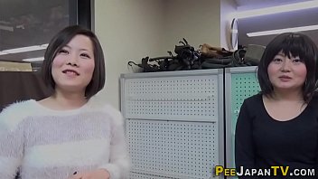 Nyonya Jepang Dewasa Buang Air Kecil Menggoda
