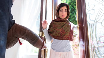 Tetangga Nakal Bantu Gadis Berhijab Kenal Lingkungan – Godaan Tersembunyi