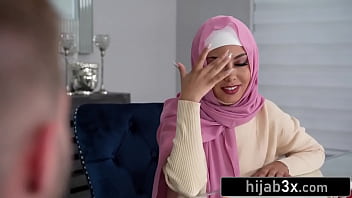 Gadis Muslim Manis Berhijab Yang Menggairahkan Di Ranjang