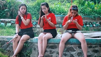 Mengintip Rok Pendek Cewek Nakal Saat Memancing Bareng Teman