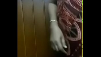Bibi Seksi India Dengan Payudara Besar Ditekan Dan Terbuka
