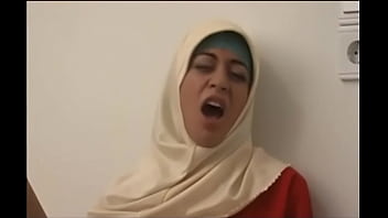 Gadis Arab Berhijab Dengan Sensualitas Yang Menggoda
