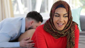 Kakak Tiri Mengajari Adik Hijabnya Cara Memuaskan Pria – Rayuan Berhijab
