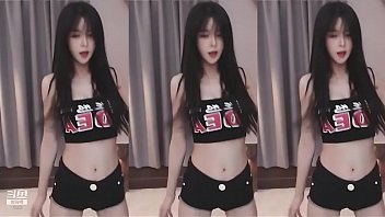 Gadis Seksi China Menari Dengan Tubuh Langsing