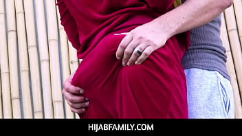 Istri Muda Arab Kira Perez Selingkuh Dengan Pelatih Pribadinya Masih Berhijab