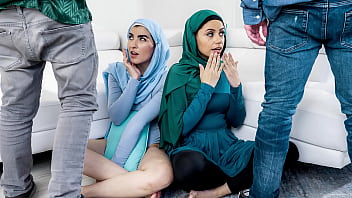 Tak Lagi Perawan, Empat Saudara Tiri Menjelajahi Gairah