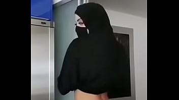 Seksi Montok Berhijab Goyang Menggoda