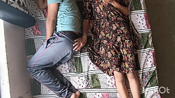 Desi Bhabhi Shivani Menggoda Devar Yang Tertidur Dan Menungganginya Dengan Pose Amazon Yang Menggairahkan.