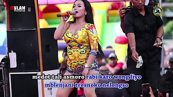 Tarian Erotis – Dua Penyanyi Cantik Menari Liar Di Panggung Dikelilingi Banyak Pria