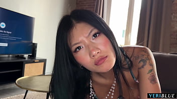 Dia Menangkap Adik Tiri China Mengirim Foto Bugil!