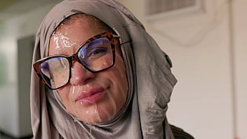 Gadis Berhijab Cosplay Digoyang Hingga Klimaks