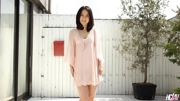 Gadis Jepang Ayumi Iwasa Duduk Di Atas Alat Keras Dan Dipenuhi Cairan
