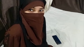Gadis Muslim Nakal Angkat Hijab Untuk Adik Tiri Di Ranjang