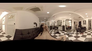 Perawatan Baru Di Salon Vr: Blowjob Spesial Dari Tukang Cukur Seksi
