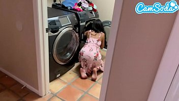 Menggoda Adik Tiri Saat Menjemur Pakaian