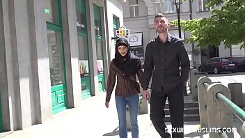 Gadis Muslimah Yang Menggoda