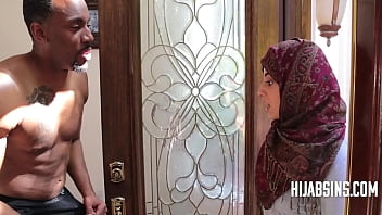 Gadis Berhijab Arab Menggoda Pria Hitam Di Kompleksnya