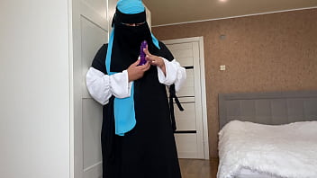 Istri Berhijab Menemukan Mainan Seks Saat Bersih-bersih Dan Langsung Bergairah