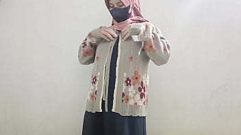 Gadis Berhijab Merasakan Kenikmatan Dengan Mentimun