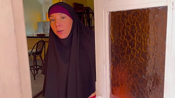 Madrastra Muslim Berhijab Memperlihatkan Pantatnya Yang Menggoda