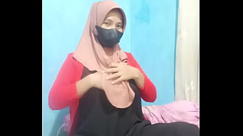 Gadis Berhijab Masturbasi Dengan Dildo Hingga Klimaks Nikmat