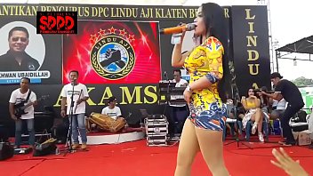 Sintya Riske Menari Erotis Dengan Liar Di Atas Panggung