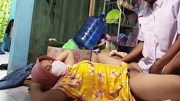 Diajak Berhubungan Intim Oleh Ibu Tiri Sebelum Pergi Ke Sekolah