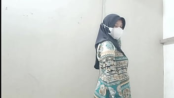 Menggoda Istri Tetangga Saat Suaminya Pergi Kerja