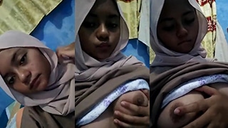 Gadis Berhijab Cantik Memamerkan Payudara